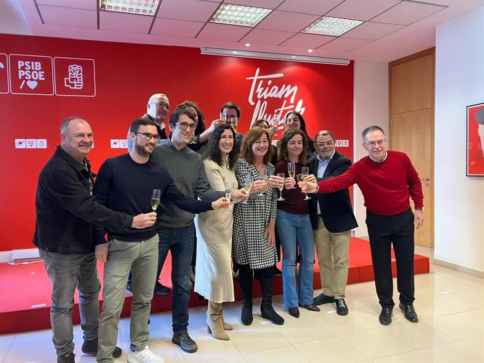 La secretaria general del PSIB, Francina Armengol, acompañada por su ejecutiva en la tradicional copa de Navidad del partido.