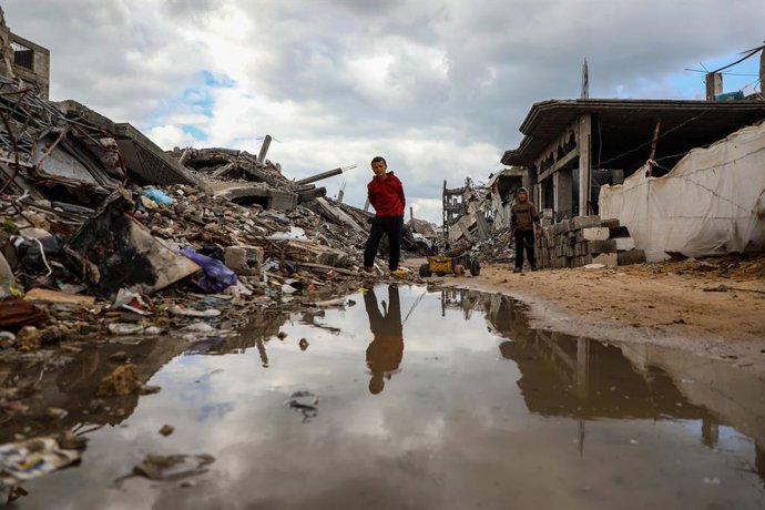 GAZA, 29 de dezembro de 2025 -- Crianças palestinas deslocadas são vistas no campo de refugiados de Jabalia, no norte da Faixa de Gaza, em 28 de dezembro de 2025. Uma criança e uma mulher foram mortas em uma forte tempestade que atingiu a Faixa de Gaza, a