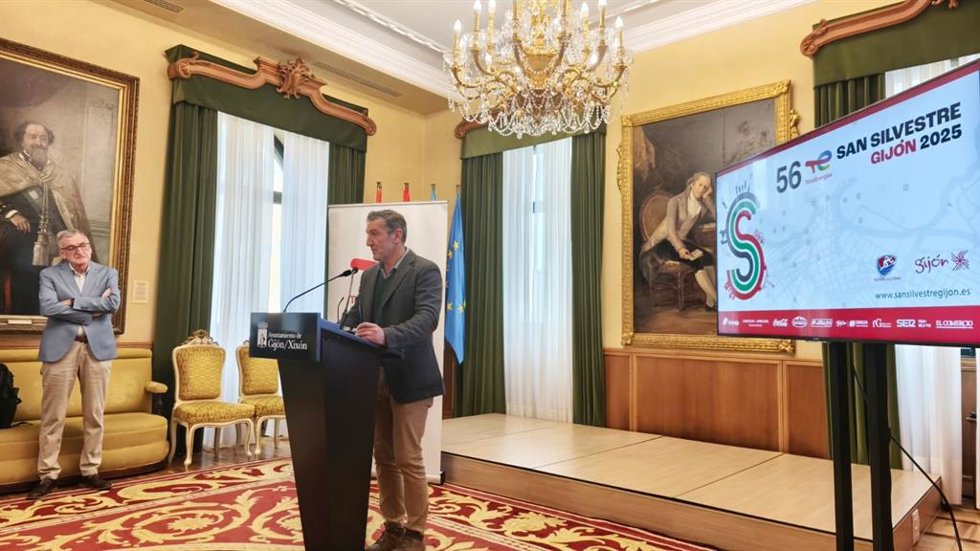 Archivo - El concejal de Deportes y Juventud del Ayuntamiento de Gijón, Jorge Pañeda, presenta, en el Consistorio gijonés, la 56 TotalEnergies San Silvestre Gijón 2025.