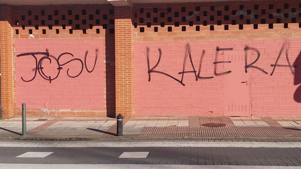 Pintadas contra el alcalde de Loiu, Josu Andoni Begoña (PNV)