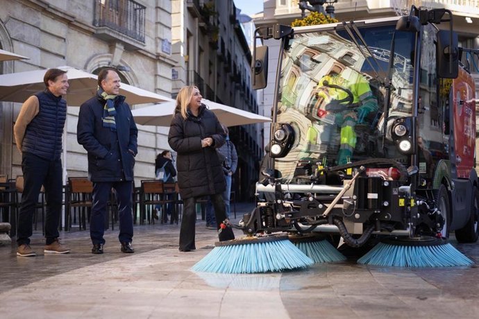 La alcaldesa de Granada, Marifrán Carazo, revisa los nuevos equipamientos de limpieza