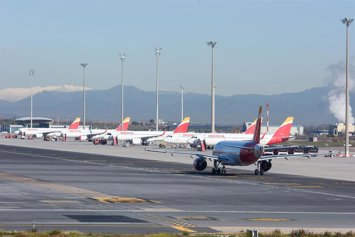 Archivo - Aviones aparcados en las pistas durante el último día de la huelga del servicio de handling de Iberia, en el aeropuerto Adolfo Suárez Madrid-Barajas, a 8 de enero de 2024, en Madrid (España). 