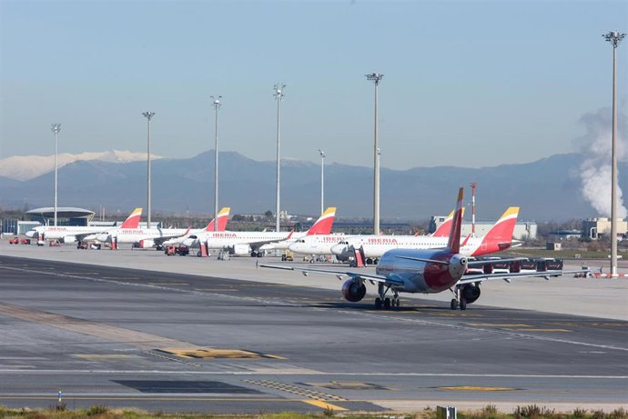 Archivo - Aviones aparcados en las pistas durante el último día de la huelga del servicio de handling de Iberia, en el aeropuerto Adolfo Suárez Madrid-Barajas, a 8 de enero de 2024, en Madrid (España). 