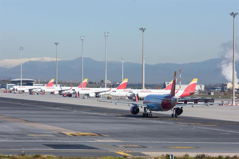 Archivo - Aviones aparcados en las pistas durante el último día de la huelga del servicio de handling de Iberia, en el aeropuerto Adolfo Suárez Madrid-Barajas, a 8 de enero de 2024, en Madrid (España). 
