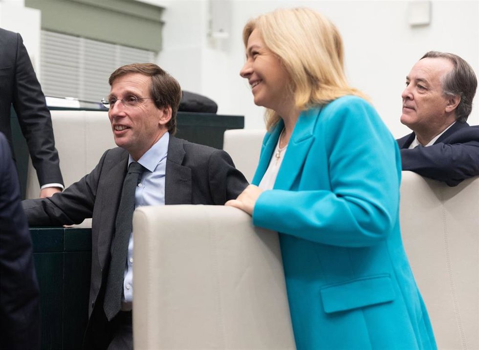 Archivo - La vicealcaldesa de Madrid, Inmaculada Sanz y el alcalde de Madrid, José Luis Martínez-Almeida, durante un pleno ordinario del Ayuntamiento de Madrid, en el Palacio de Cibeles