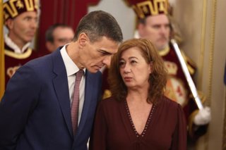 El presidente del Gobierno, Pedro Sánchez, y la presidenta del Congreso, Francina Armengol, durante el acto institucional por el Día de la Constitución, en el Congreso de los Diputados, a 6 de diciembre de 2025, en Madrid (España). 
