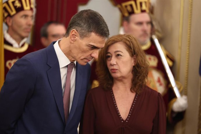 El presidente del Gobierno, Pedro Sánchez, y la presidenta del Congreso, Francina Armengol, durante el acto institucional por el Día de la Constitución, en el Congreso de los Diputados, a 6 de diciembre de 2025, en Madrid (España). 