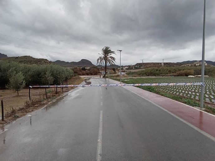 Vía cortada por la salida de una rambla en Cuevas del Almanzora (Almería).