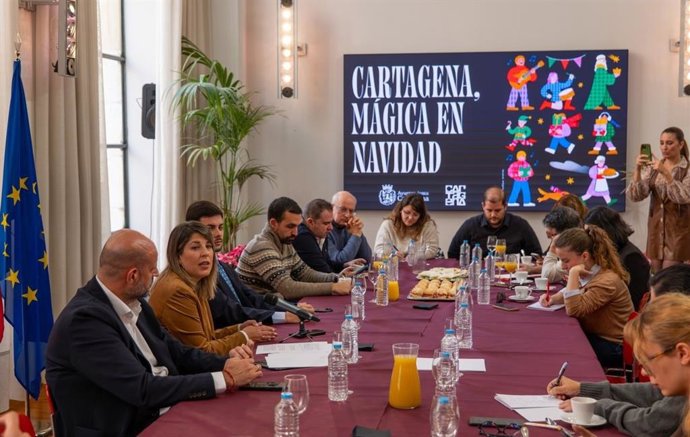 La alcaldesa de Cartagena, Noelia Arroyo, en un encuentro informativo junto a los concejales Diego Ortega e Ignacio Jáudenes