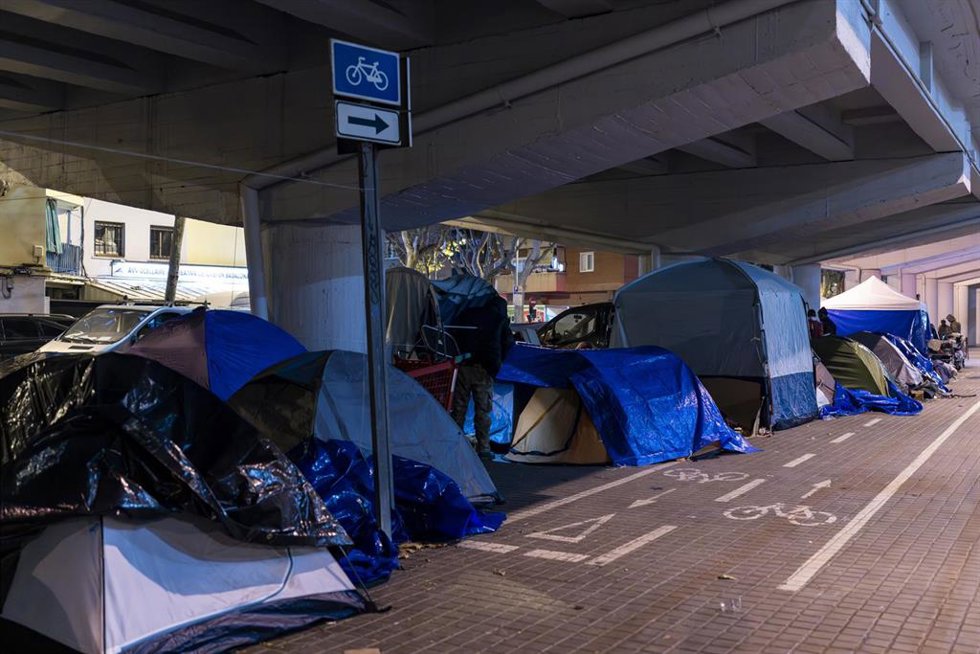 Unos 50 desalojados del antiguo instituto B9 de Badalona pasan la Nochebuena bajo el puente de la carretera C-31.