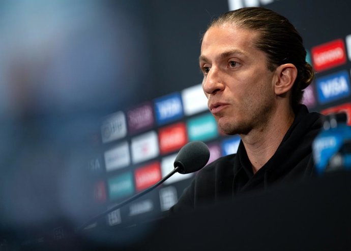 Archivo - 28 June 2025, US, Miami Gardens: Flamengo coach Luis Filipe sits on the podium during a press conference at the Hard Rock Stadium, answering journalists' questions ahead of the FIFA Club World Cup round of 16 soccer match between CR Flamengo and