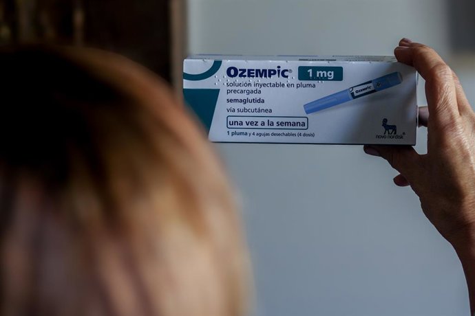Archivo - Una persona sosteniendo una caja de Ozempic, a 2 de noviembre de 2023, en Madrid (España). Novo Nordisk, la firma danesa que fabrica Ozempic, ha presentado unos resultados trimestrales récord, con una subida de casi un 3% en Bolsa. Los ingresos 