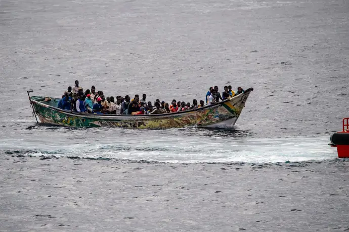Cayuco con migrantes