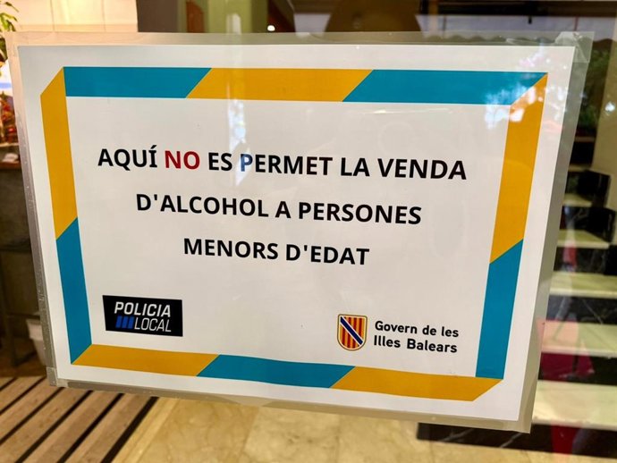 Archivo - Cartel sobre la no venta de alcohol a menores