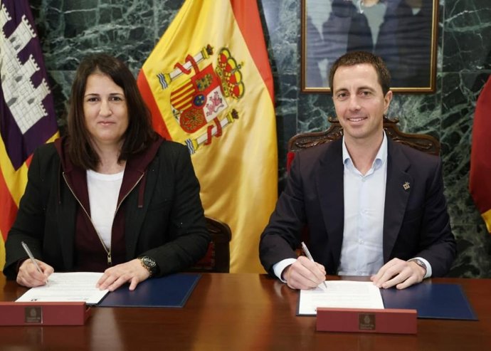 El presidente del Consell de Mallorca, Llorenç Galmés, y la alcaldesa de Campos, Francisca Porquer, en la firma del convenio.