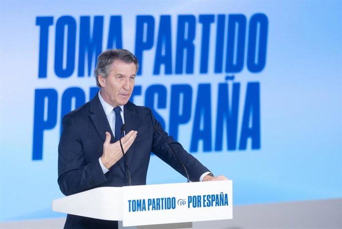 El presidente del Partido Popular, Alberto Núñez Feijóo, comparece ante los medios de comunicación, en la sede nacional del Partido Popular, a 29 de diciembre de 2025, en Madrid (España). 