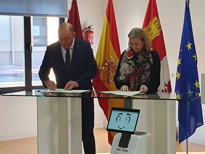 De Vicente y Blanco, durante la firma del convenio.