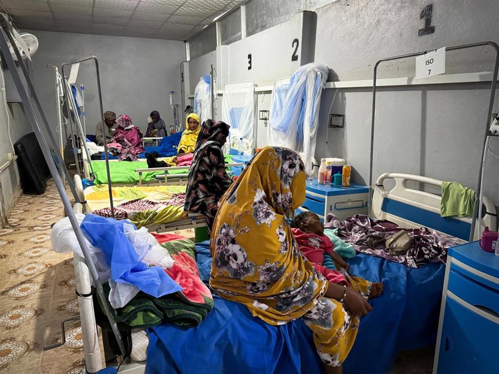 Archivo - Madres junto a sus hijos enfermos de sarampión en un ala de aislamiento en el Hospital Universitario de Geneina, apoyado por Médicos Sin Fronteras (MSF) en Sudán (archivo)