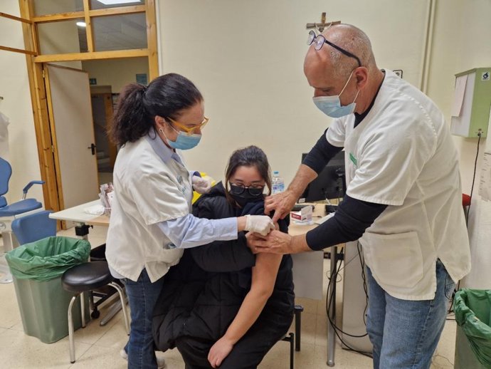 Profesionales sanitarios realizan una vacunación en un centro de salud del sistema público aragonés.