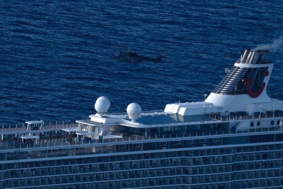 Un helicóptero del Ejército del Aire evacúa a una crucerista que navebaga al sur de Canarias