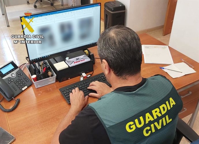Un agente de la Gaurdia Civil trabaja en el caso