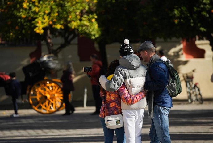 Imagen de transeúntes sevillanos protegiéndose del frío a pocos días de la entrada oficial del invierno. A 17 de diciembre de 2025, en Sevilla (Andalucía, España).
