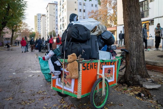 Varias personas desalojadas del B9 de Badalona, a 17 de diciembre de 2025, en Badalona.