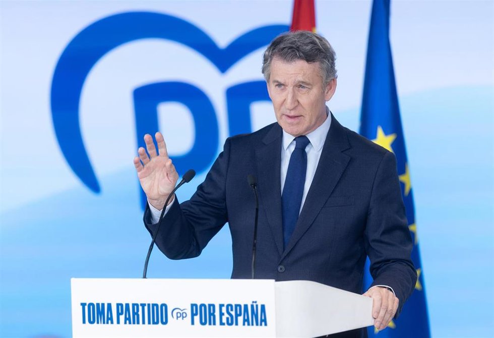 El presidente del Partido Popular, Alberto Núñez Feijóo, comparece ante los medios de comunicación, en la sede nacional del Partido Popular, a 29 de diciembre de 2025, en Madrid (España). 