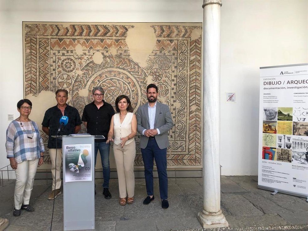 Presentación de la Vitrina del Mes sobre los Danzantes de San Antón de Orce, con el delegado de Cultura de la Junta en Granada, David Rodríguez, a la derecha en la imagen