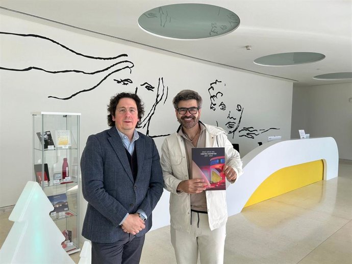 Kleyton Rigon junto al director del Centro Niemeyer, Carlos Cuadros.