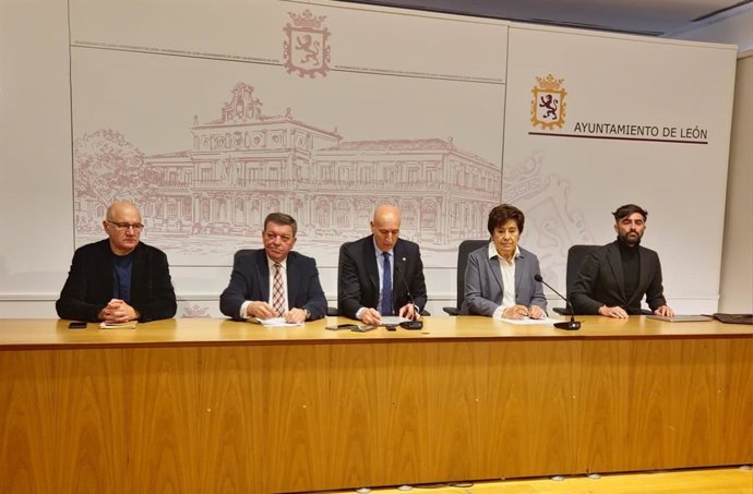 El alcalde de León, José Antonio Diez (centro) y el consejero de la Presidencia, Luis Miguel González Gago (a su izquierda), en la presentación de los actos conmemorativos del noveno centenario de la muerte de la reina Urraca I.