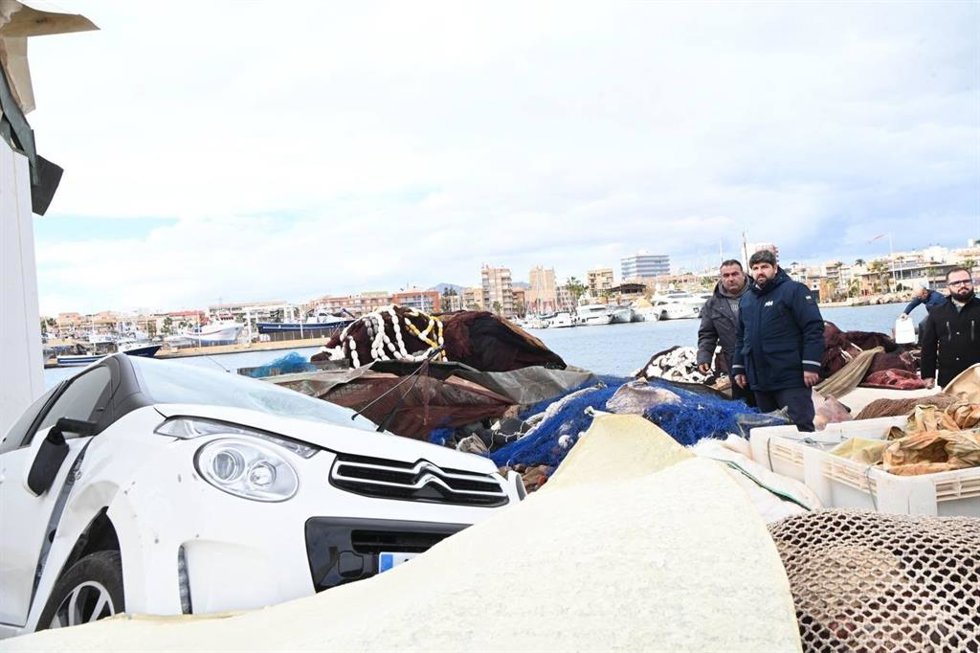 El presidente del Gobierno regional, Fernando López Miras, ha visitado el puerto de Mazarrón para conocer los destrozos causados por la manga marina