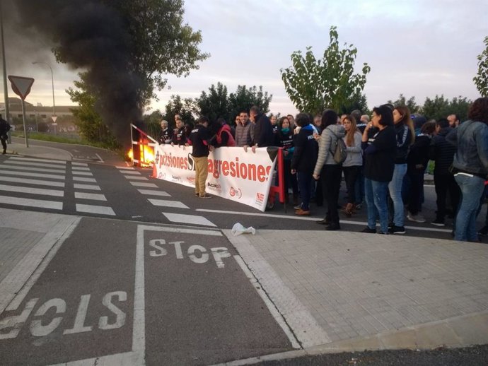 Archivo - Funcionarios de prisiones durante una protesta, en una foto de archivo.