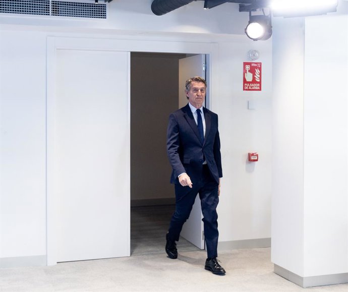 O presidente do Partido Popular, Alberto Núñez Feijóo, chega à sua apresentação à mídia, na sede nacional do Partido Popular, em 29 de dezembro de 2025, em Madri (Espanha). Faltando dois dias para o final do ano corrente, durante a