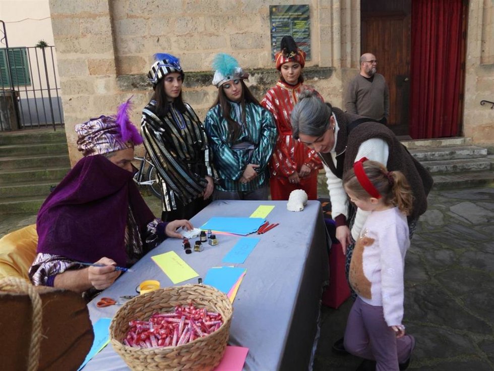 Los Pajes Reales visitaron durante el pasado fin de demana las localidades de sArracó y Port dAndratx