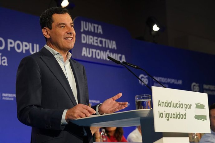 Archivo - El presidente de la Junta de Andalucía y del PP andaluz, Juanma Moreno, en una imagen de archivo de una intervención ante una Junta Directiva Autonómica.