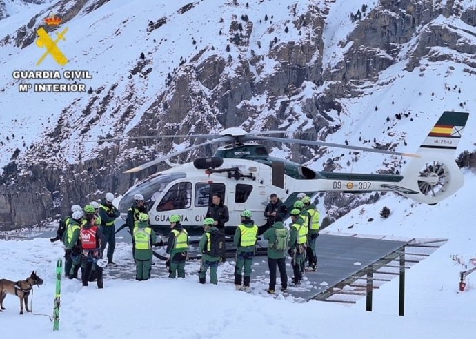 Dispositivo de rescate de los afectados por el aluad en el Pico Tablato cerca de Panticosa