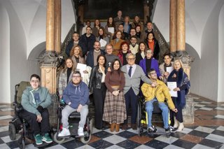 El presidente de la Diputación, Salvador Fuentes (centro), en la foto de familia tras la firma de los convenios.