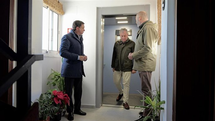 El alcalde de Sevilla, junto al delegado de Urbanismo y el gerente de este área, visita uno de los ascensores instalados en el Polígono de San Pablo para acabar con los "pisos cárceles".