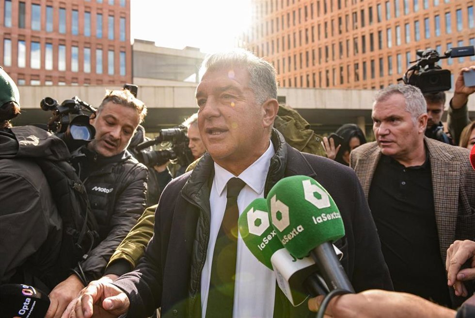 Archivo - El presidente del FC Barcelona, Joan Laporta, a su salida a la Ciutat de la Justicia.