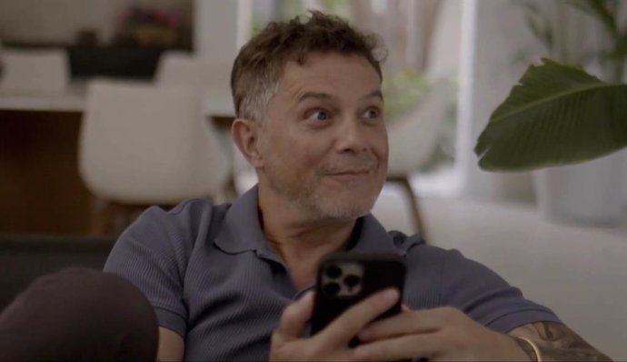 Siri desconoloca a Alejandro Sanz en el primer tráiler de su documental Cuando nadie me ve