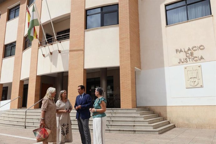 El consejero de Justicia, José Antonio Nieto, ante la sede judicial de Chiclana el pasado mes de agosto.