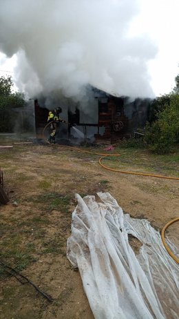Bomberos trabajan en la extinción de un incendio declarado en el cuadro eléctrico del cuarto de aperos de un residencial en la pedanía de Belén, en Librilla