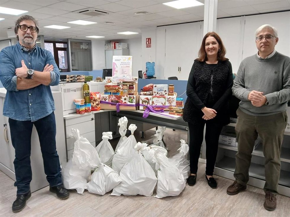 El personal del IbDona y de RTVE recogen 100 kilos de alimentos para los usuarios del comedor social Zaqueo