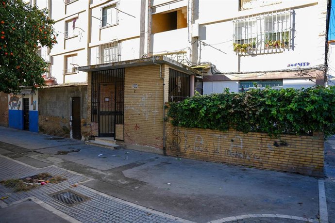 Imagen del portal donde fue hallado un bebé abandonado, en la barriada Madre de Dios.