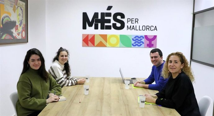 La portavoz de MÉS per Mallorca en el Consell, Catalina Inés Perelló, y el conseller insular Biel Payeras se reúnen con representantes del Consell de la Joventut de les Illes Balears y de la organización juvenil Mallorca Nova