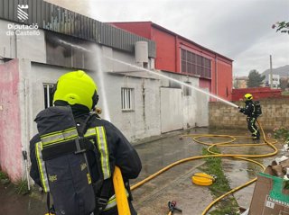 Bomberos del Consorcio Provincial actuando en el incendio de la Vall d'Uixò