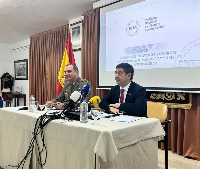 Francisco Reyes junto al director general del Instituto Nacional de Técnica Aeroespacial (INTA), el teniente general Enrique Campo