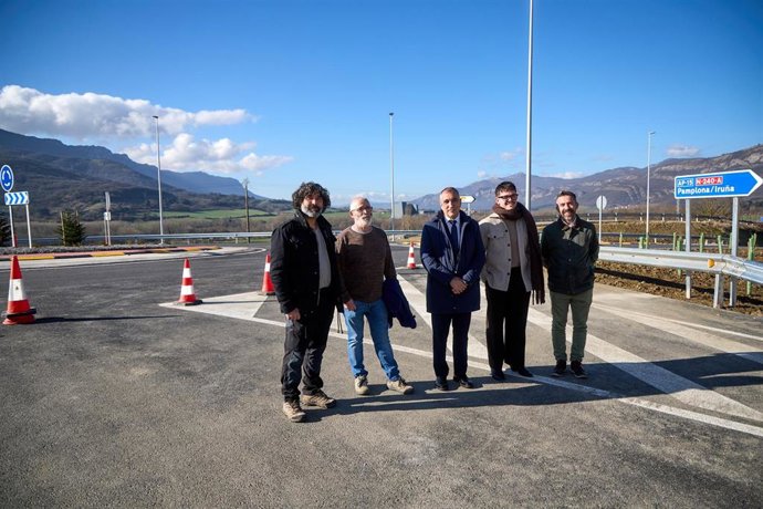El consejero de Cohesión Territorial, Óscar Chivite, visita el nuevo carril de incorporación a la autopista A-15 en Izurdiaga