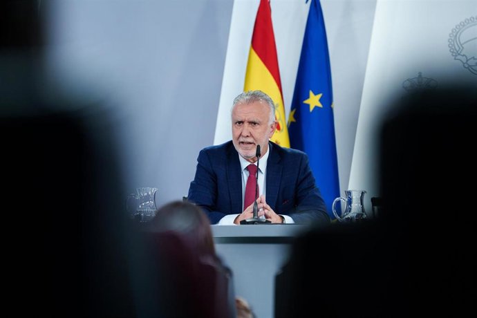 Archivo - El ministro de Política Territorial y Memoria Democrática , Ángel Víctor Torres, durante la rueda de prensa tras el Consejo de Ministros, en el Palacio de La Moncloa, a 25 de noviembre de 2025, en Madrid (España).